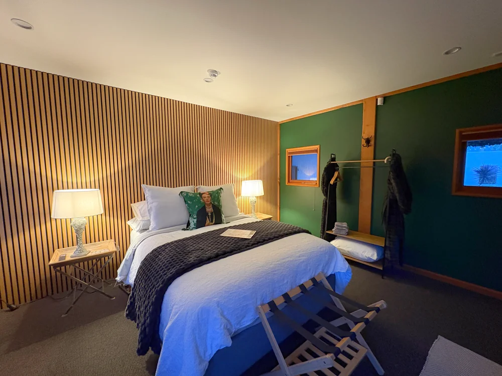 Dos queen bed and timber feature wall