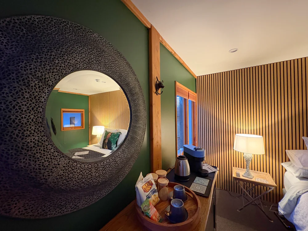 Dos mirror and tea and coffee facilities
